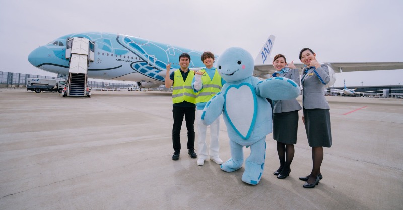 The_FirstTimesN's tweet photo. Nissy（西島隆弘）×ANA、地域創生企画の第5弾としてANAが誇る世界最大の旅客機“FLYING HONU”を紹介！

「海外への旅行も、交流も、やっと元に戻りつつある事嬉しく思います」

#Nissy #ANA #僕にできること
#THEFIRSTTIMES 
@NissyStaff @ANA_travel_info
 
▼写真・記事の詳細はこちら