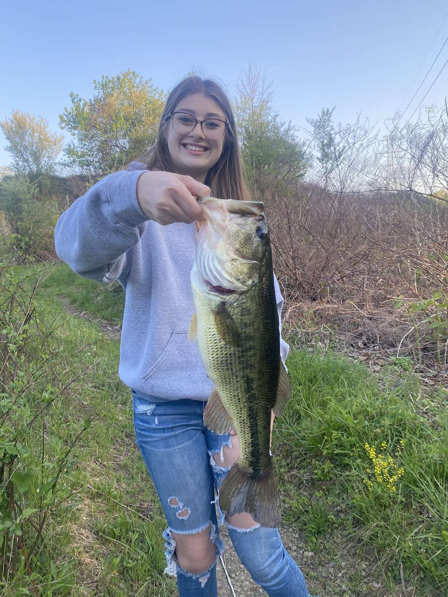Staffer @louie_hortert05 took his girlfriend to a local farm pond over the weekend and put her on this nice lagemouth!

#bass #bassfishing #fishing #stcroixrods #paboyzoutdoors #rippinlips🎣 #tightlines #whatgetsyououtdoors