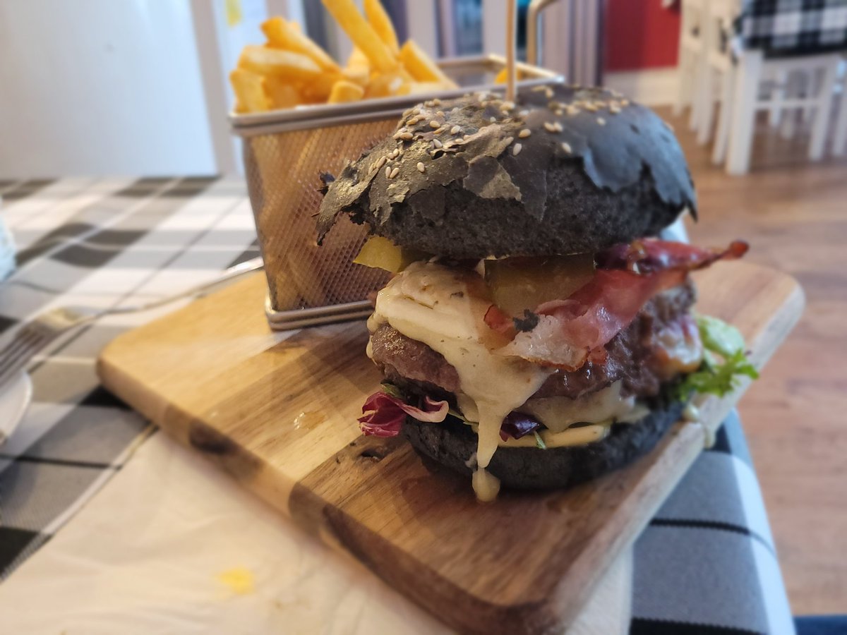 DawidPiorun's tweet photo. Dziś pozwoliłem sobie na więcej.
Tatar wołowy i burger z wołowiną.

#fitmaj #zdrowe #fittata https://t.co/xRUV94HiBd