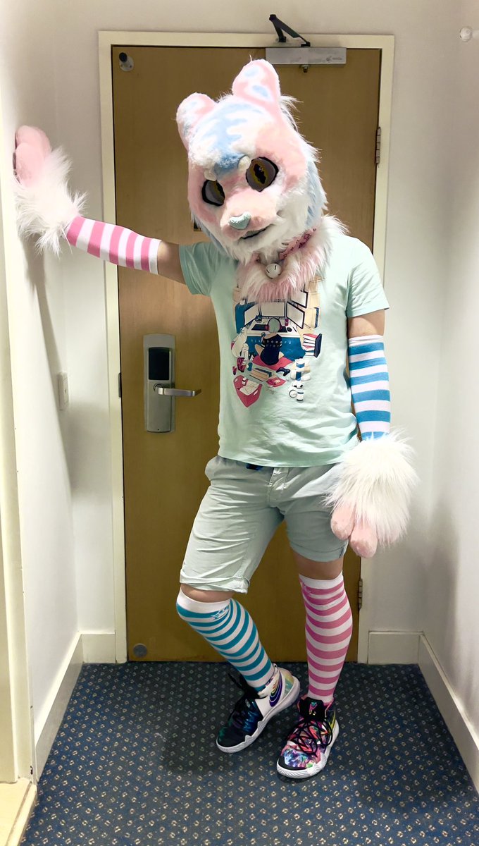 PalkiWolf's tweet photo. Hey there cutie, where you off to tonight?~ 😘

📸: @Artealo124 

#furdu #fursuitfriday #furry https://t.co/Wms7LGrwDD