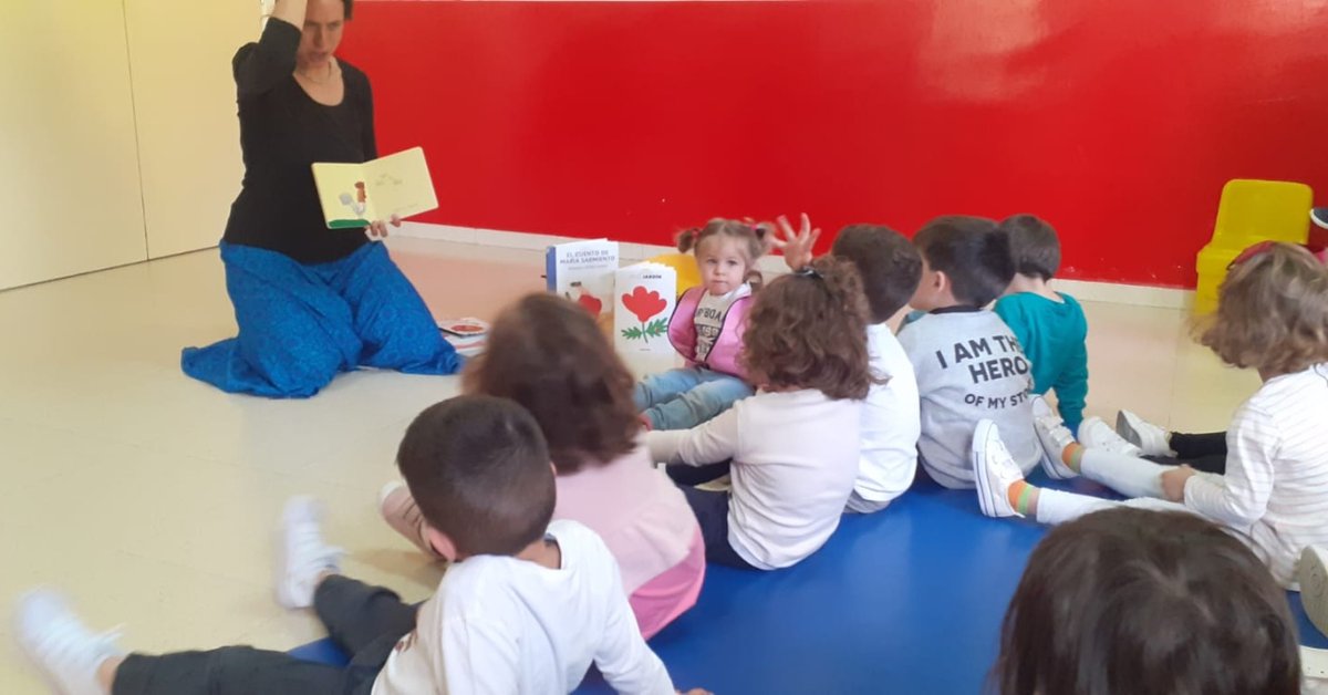 Ayto_Santa_Cruz's tweet photo. 🥳 Así de bien lo pasaron los más pequeños en la actividad organizada por la Biblioteca Municipal con los cuentacuentos de Begoña Sánchez en el día de ayer. https://t.co/QEUGkqsShX
