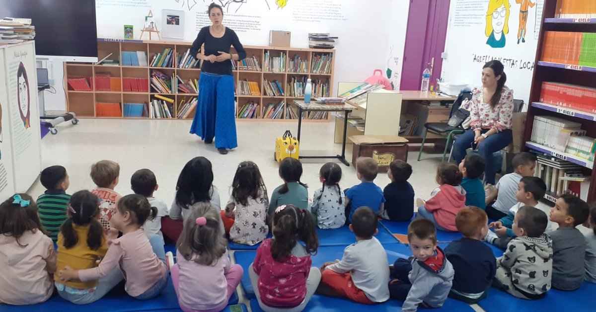 Ayto_Santa_Cruz's tweet photo. 🥳 Así de bien lo pasaron los más pequeños en la actividad organizada por la Biblioteca Municipal con los cuentacuentos de Begoña Sánchez en el día de ayer. https://t.co/QEUGkqsShX