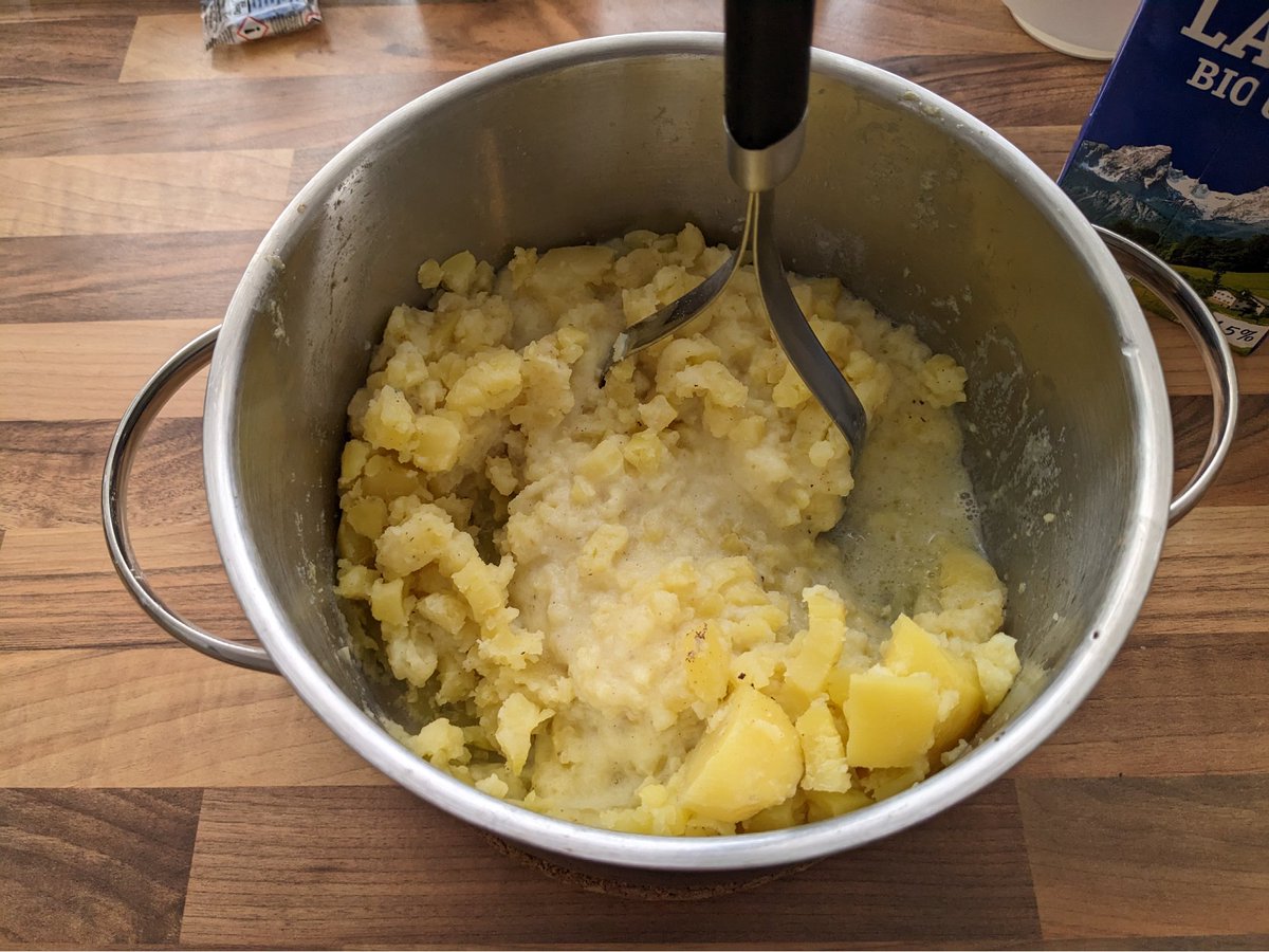 BettinaSRoss1's tweet photo. Kartoffelpüree

Mein Kopf: "Oma stampft nicht mehr".
Ich: "Doch."

#JedesMal 
#Pfanni https://t.co/KV8pejTef8