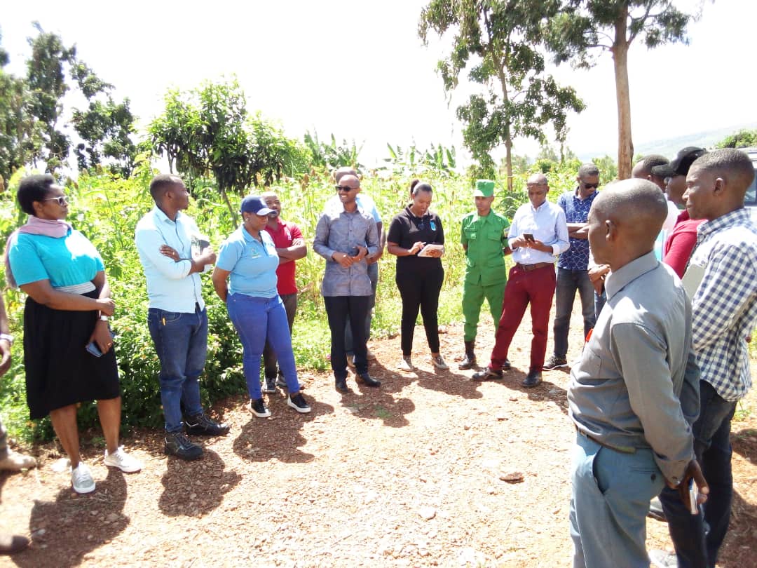 SectorJuru's tweet photo. Mu Mudugudu wa Mbuye, ahubakwa ikigega cy'amazi mu Murenge @SectorJuru, twasuwe na Madame MUKESHIMANA Vestine, WaterAid, Country Director, @WateraidRwanda, ari kumwe n'Intumwa za Wasac @wasac_rwanda, #COFORWA, n'Akarere @BugeseraDistr bareba aho imirimo igeze. Basanze igenda neza https://t.co/uhxkxA5jrx
