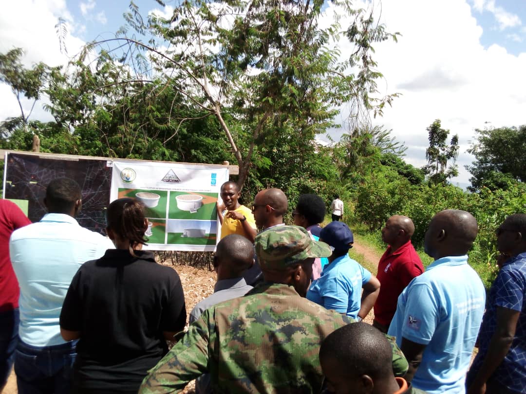 SectorJuru's tweet photo. Mu Mudugudu wa Mbuye, ahubakwa ikigega cy'amazi mu Murenge @SectorJuru, twasuwe na Madame MUKESHIMANA Vestine, WaterAid, Country Director, @WateraidRwanda, ari kumwe n'Intumwa za Wasac @wasac_rwanda, #COFORWA, n'Akarere @BugeseraDistr bareba aho imirimo igeze. Basanze igenda neza https://t.co/uhxkxA5jrx