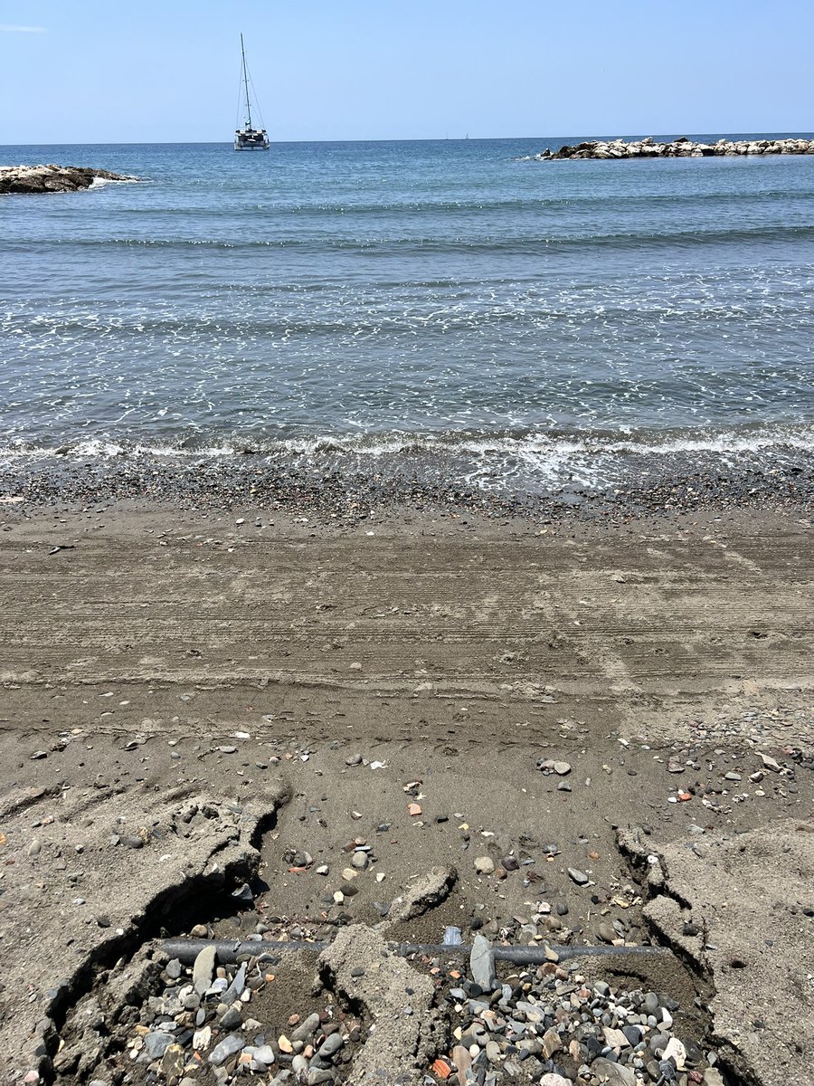 AlvarezdePereaA's tweet photo. 🌴 ☀️ 
Ni en elecciones se arreglan las playas 
Fotos: Playa Pedregalejo  #malaga https://t.co/p8Q7JSc4S0