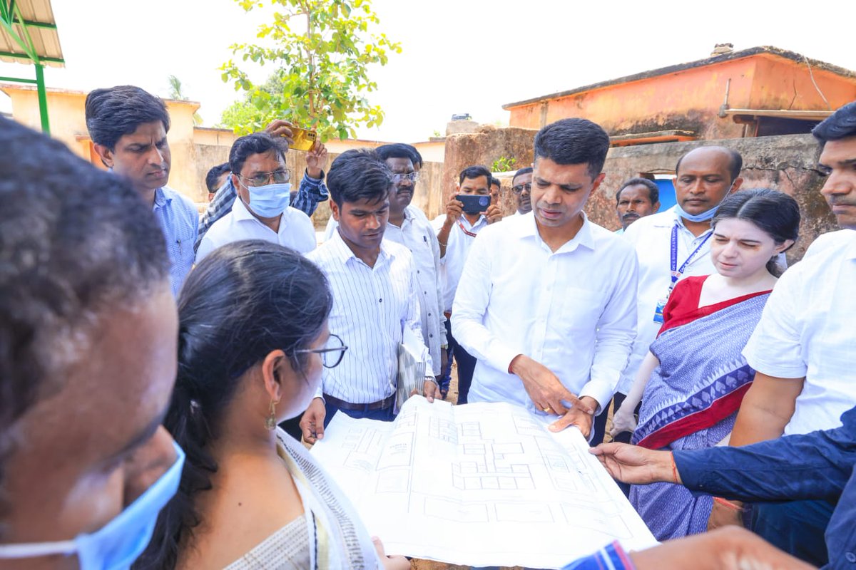 swayam4Odisha's tweet photo. The dynamic and visionary leadership of HCM Shri @Naveen_Odisha continues to drive progress in #Odisha. Today, @MoSarkar5T Secretary, Shri V K Pandian, visited #Kalahandi to review the ongoing developmental work.

#NaveenOdisha https://t.co/Lr3ETpT6Hu