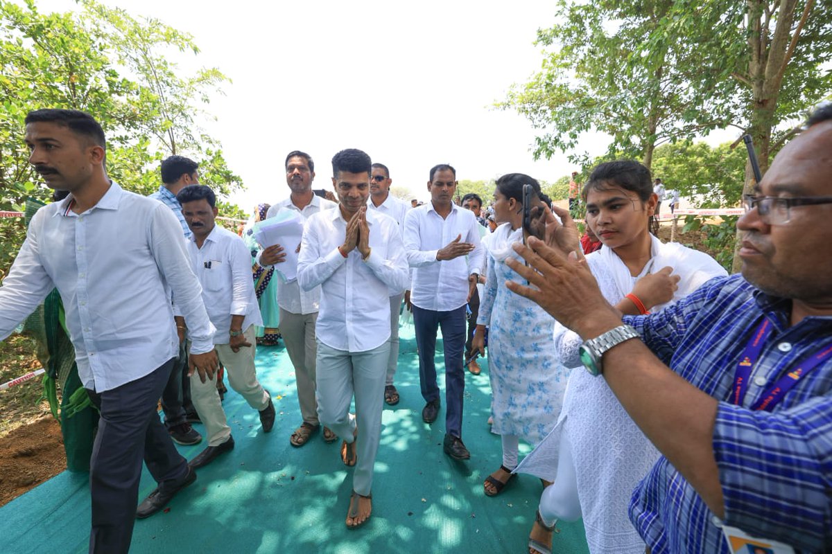 swayam4Odisha's tweet photo. The dynamic and visionary leadership of HCM Shri @Naveen_Odisha continues to drive progress in #Odisha. Today, @MoSarkar5T Secretary, Shri V K Pandian, visited #Kalahandi to review the ongoing developmental work.

#NaveenOdisha https://t.co/Lr3ETpT6Hu