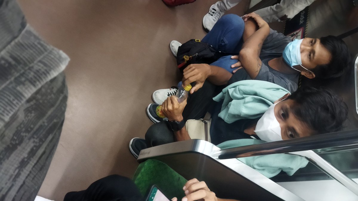 ahotoha's tweet photo. Mohon untuk petugas krl Rute Tanah Abang - Rangkasbitung agar bisa kontrol setiap peron. Karena memang sering terjadi kegaduhan diperon tersebut

1. Penumpang Duduk dilantai krl
2. Mengobrol dengan suara kencang sehingga menggangu penumpang lainnya. 

@CommuterLine Mohon ditindak https://t.co/I7Yes5TVmo