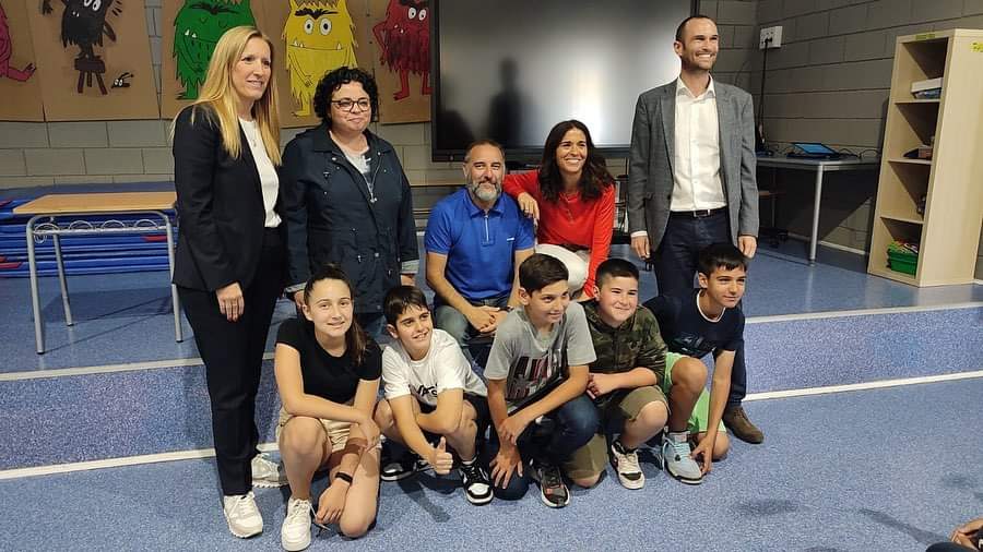 club_elements_'s tweet photo. 🧒🏼👧🏽Avui hem tornat a entregar les #BecasCarburos que donen accés als nostres campaments d'estiu a una altre escola!

🔝Ha estat increïble compartir tant de coneixement, encara estem al·lucinant!

💫Gràcies @EscMareDeuLledo, gràcies @Carburos 💙 https://t.co/Jdy6Qlkqmc