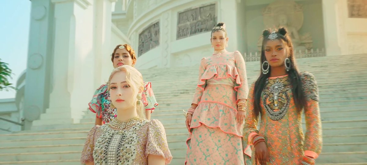 gente eu to IMPACTADO com a qualidade de tudo, visuais impecáveis, o rap da fatou, a bridge da gabi e sriya, o high note da nvee e o dance break mds todas tiveram destaque e a música tá ótima, toda a espera valeu a pena. a dr é um lixo mas sabe fazer música boaaa