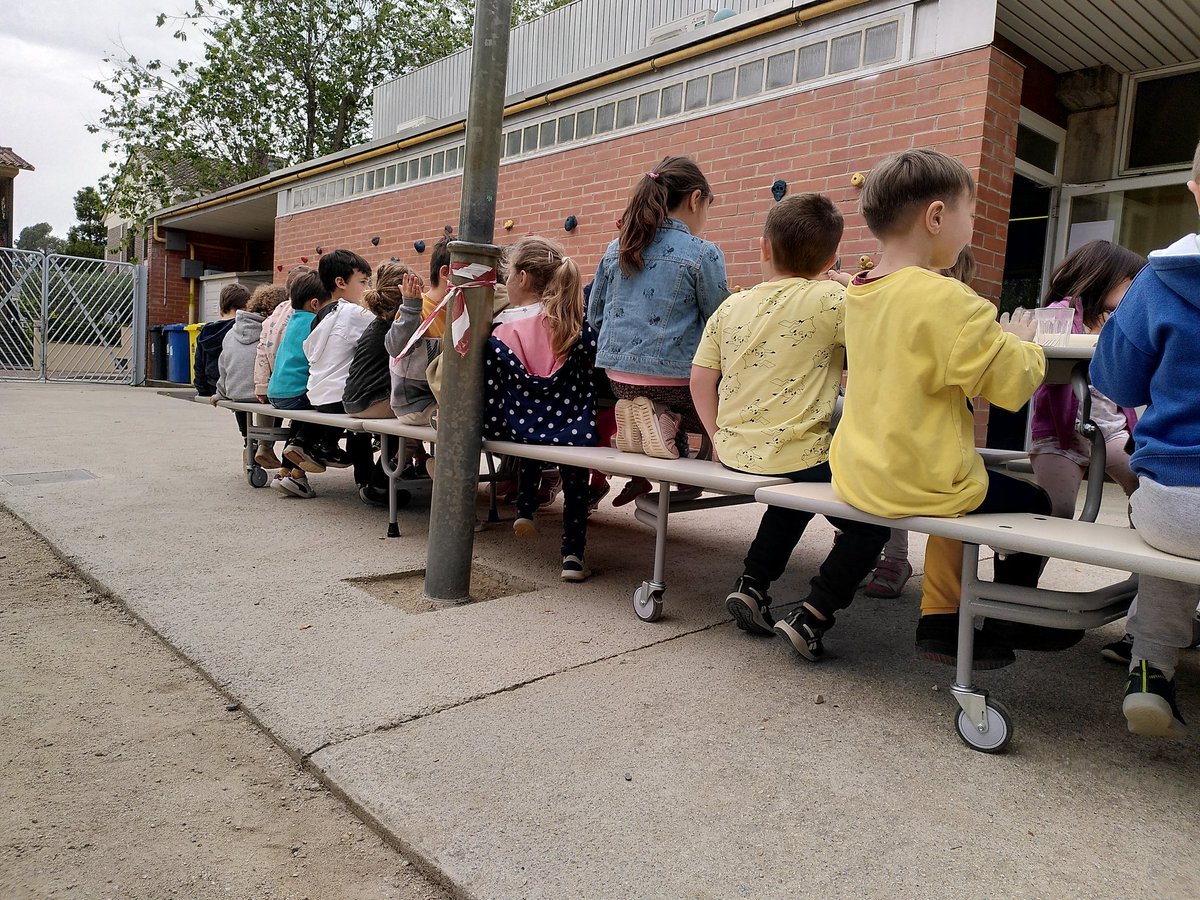 escolacorbella's tweet photo. Avui dinar a l'exterior de l'escola. #FRoca #picnic #migdia https://t.co/L8AaSwHlfH