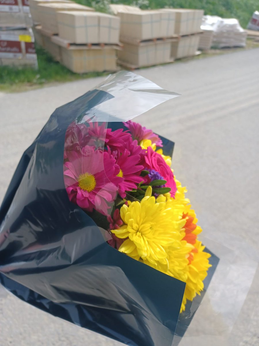 HannahNortonEN's tweet photo. I'm feeling the 💛 today. One of my apprentices got me these! 🥰 I think it's because he's had 2 years of ongoing support via our flexi-job #Apprenticehip service and we're good at what we do. This particular @ENAbleFutures #construction #Apprentice has achieved with DISTINCTION https://t.co/ZBvCX8gRy2