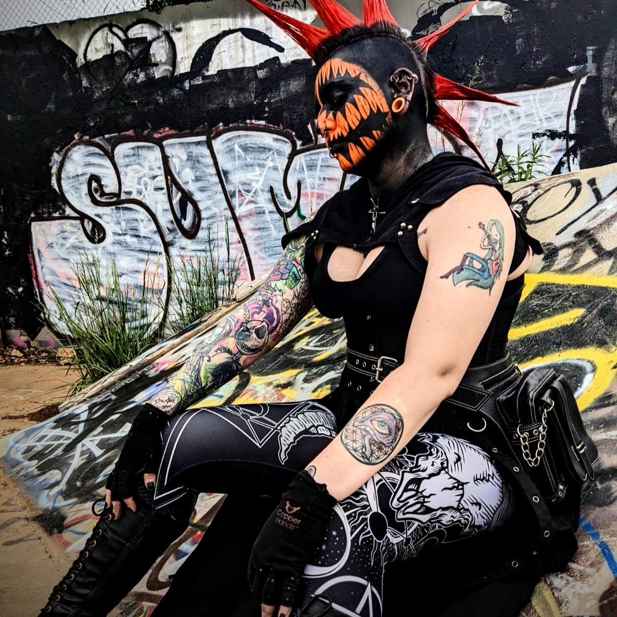 Cerna_Dyne's tweet photo. Just me... 
#pumpkin #NewProfilePic #pumpkinqueen #halloweeniseveryday #haunt #hauntactor #scareactor #freakshow #performer #Artists #horror #HorrorFam #HorrorCommunity #mohawk #mehron #bodymodification #alternative #gothgirl #punk #Metal https://t.co/nuopHfpezf