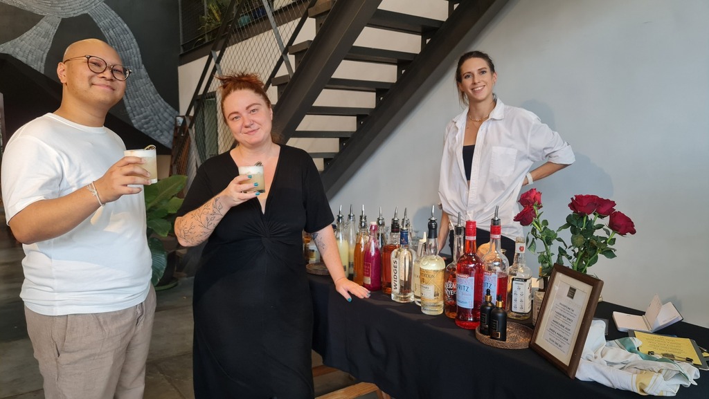 JavaCreativeCaf's tweet photo. Getting ready for the opening night of Wind Up Mice! Directors Samithi Sok and Marika Els having a pre-show cocktail by Hermione Brooks from Tomoka Cocktail Company 🍹🤩 https://t.co/WEzrnspGDX https://t.co/SqKOTAioto