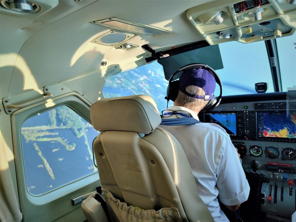 Our Cessna Grand Caravan EX banks left by the hand of our pilot in command on approach during an excercise flight.

Cessna Grand Caravan EX นักบินของเราบินเอียงซ้ายในขณะที่กำลังจะลงจอดหลังจากการฝึกบิน

.
.
#SiamScenic #LuxuryLifestyle #IslandLife
#Privat… instagr.am/p/CsbBkztsAuJ/