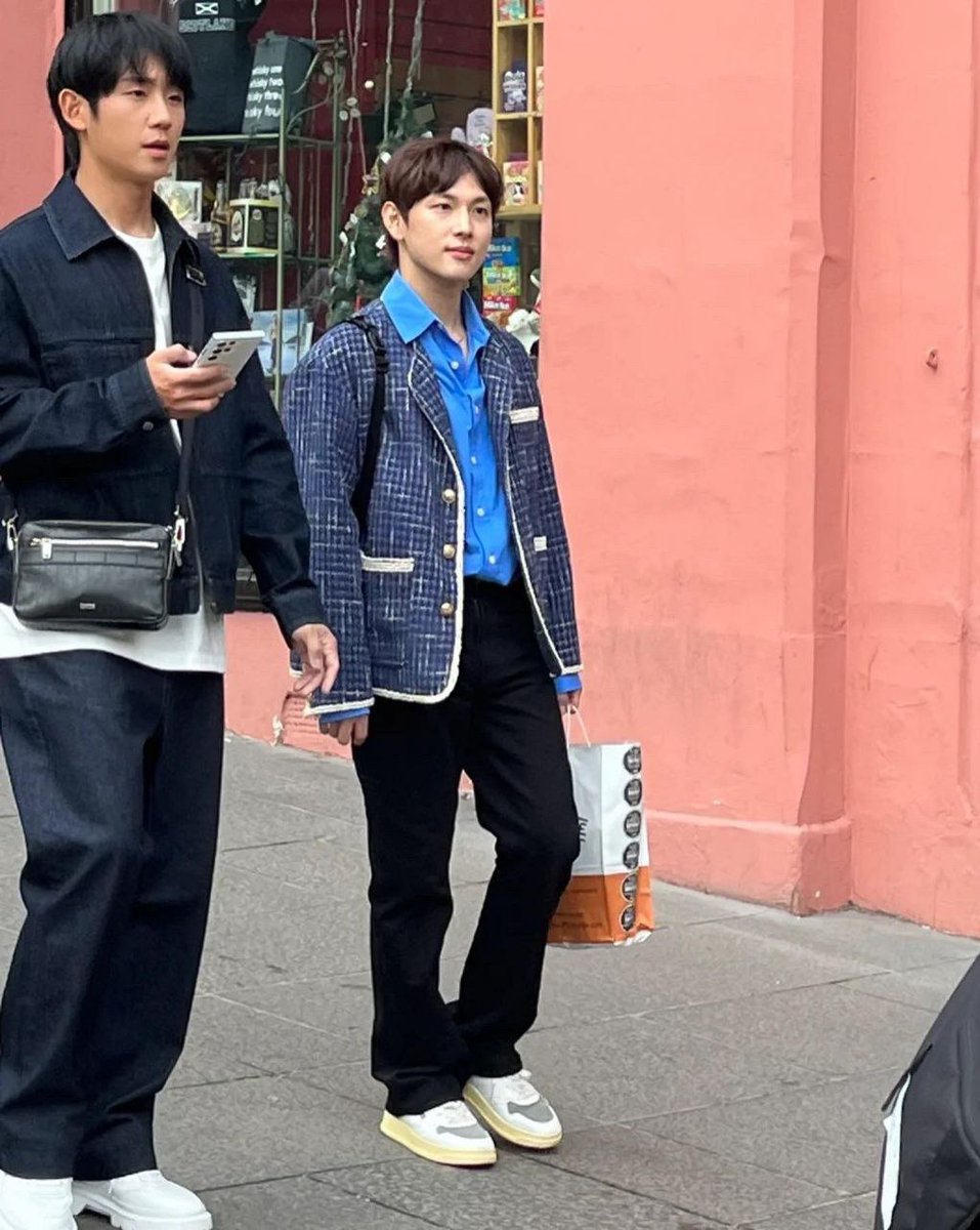 DramalandBR's tweet photo. 📰 | SPOTTED!

#JungHaeIn e #ImSiwan foram vistos em Edimburgo, na Escócia, gravando o novo programa de viagens da JTBC. Ansiosos? https://t.co/8y7eMU3Y4S