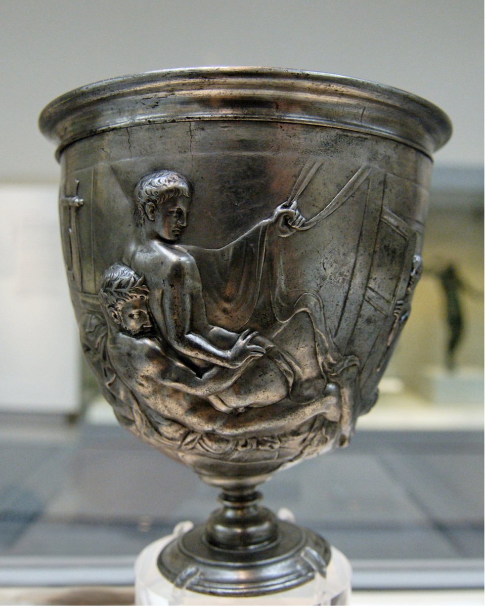 LaBreuEdicions's tweet photo. A la novel·la també hi apareix el guardó “La copa Warren”, que és un antic recipient de plata que data de l’imperi Romà amb representacions homoeròtiques. El nom li atorga un comerciant l’any 1911 a Roma, havent-hi una gran història d’intriga al seu darrere.
#warrencoup https://t.co/YuT2SW0jIn