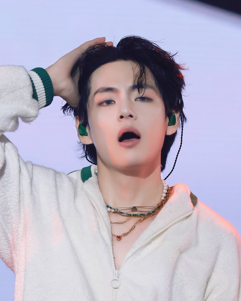 BTSV_TH's tweet photo. วี BTS ได้รับเลือกเป็น “ผู้ชายที่หล่อที่สุดในโลก ประจำปี 2023” จาก TechnoSports 

วี BTS หรือที่รู้จักกันในนาม คิมแทฮยอง เป็นนักร้อง นักแต่งเพลง และนักแสดงชาวเกาหลีใต้ที่ติดอันดับ 1 ผู้ชายที่หล่อที่สุดในโลกในปี 2023 ซึ่งเขาเคยได้รับตำแหน่งผู้ชายที่หล่อที่สุดในปี 2022 มาแล้วและยังคงเป็นเจ้าของตำแหน่งนี้ในปี 2023 อีกด้วย ความน่ารัก ความเรียบง่าย และน้ำเสียงของเขาทำให้สาวๆหลายคนหลงใหลและในปี 2023 เสน่ห์นั้นยังคงไม่เสื่อมคลายลงในเวลาอันใกล้นี้

ในส่วนของ JagranTV ซึ่งเป็นสื่อของประเทศอินเดียก็ได้ประกาศให้วี BTS รั้งอันดับ 1 “ผู้ชายที่หล่อที่สุดในโลก ประจำปี 2023” เช่นกัน โดยสามารถเอาชนะความหล่อของดาราฮอลลีวู้ดอย่าง Robert Pattinson, Tom Holland และ Chris Evans ไปได้

🔗https://t.co/P8or3ENXCM

#BTSV #KIMTAEHYUNG
