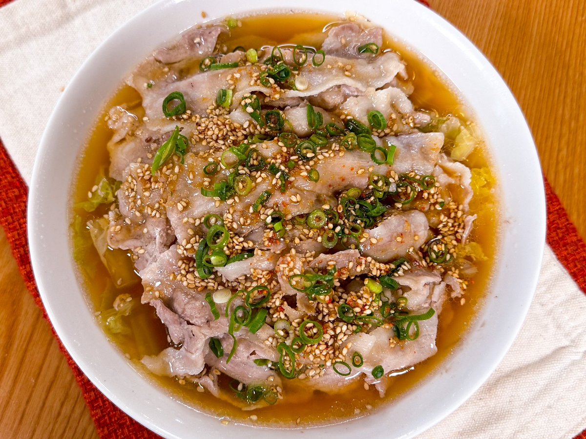 marumi_kitchen's tweet photo. こちらのウマいヤツもレンジで簡単に作れますのでぜひ！

【豚バラ白菜でウマいヤツ】

白菜からあふれ出る水分のみで作った濃厚な旨味をぜひ！

【材料】
白菜 1/8玉
豚バラスライス 200g
めんつゆ 大さじ2
（2倍濃縮）
焼き肉のタレ 大さじ2
ポン酢　大さじ2
白ごま　大さじ1
※きざみねぎ

作り方→

【作り方】
①白菜をざく切りにする
②耐熱皿に白菜、豚バラスライスの順に並べたらめんつゆを全体に回しがける
③ふんわりラップして600w6分チン
④焼き肉のタレ、ポン酢、白ごまを混ぜたら③に回しがけ完成