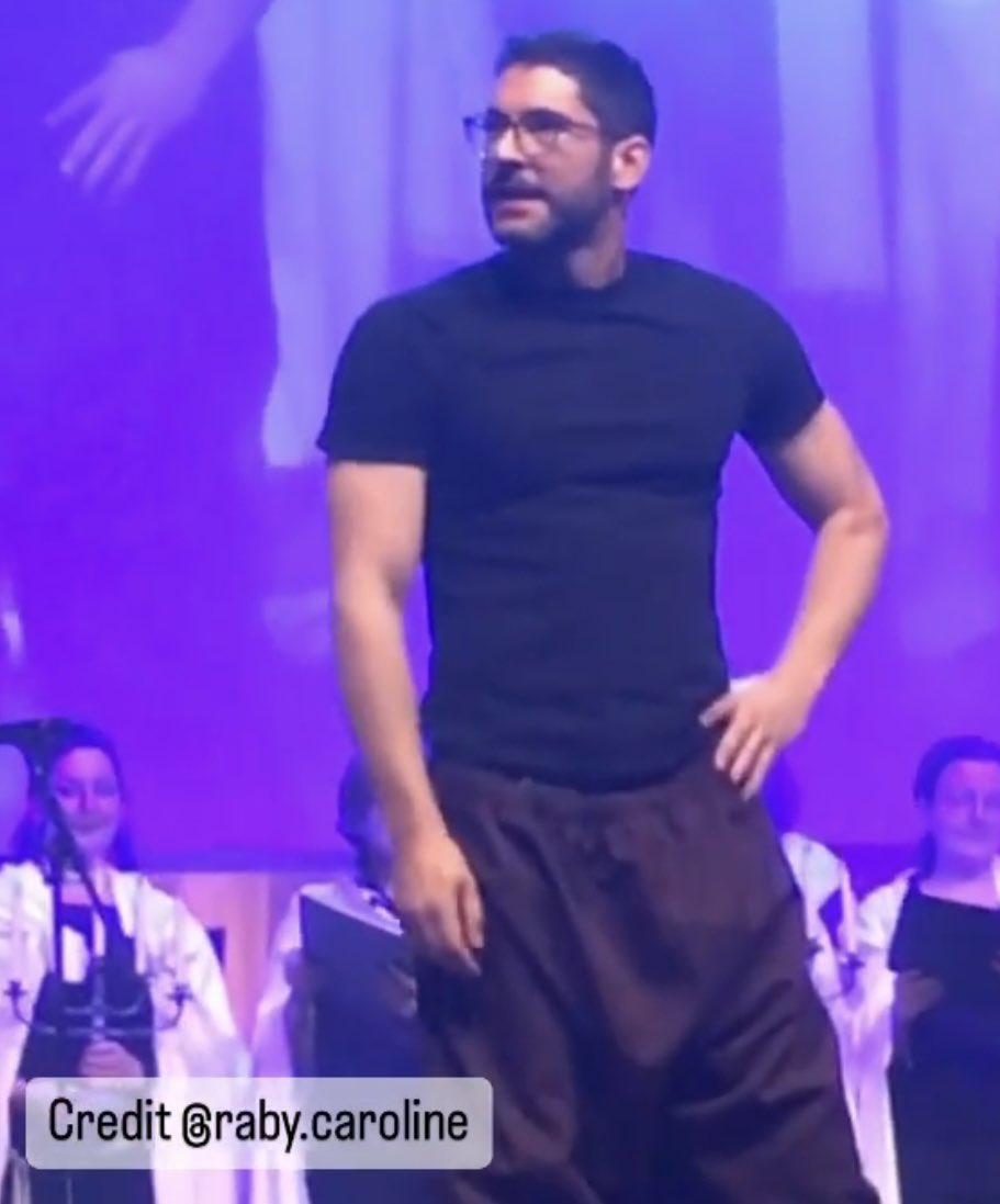 How dare he stand like this with his hand on his hip. Is that even allowed??? 🔥🫠🔥

Yes, yes, it is, thank you very much 😉

See full video on IG @ tom.ellisfans

#TomEllis #LuciferNetflix #Lucifer 
#MagicConBonn2019