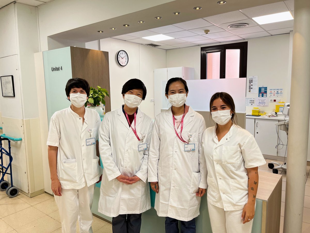 StAndreuSalut's tweet photo. VISITA | Ens encanta col·laborar amb la Càtedra de Cures Pal·liatives UVic-UCC.

➡️ Aquesta vegada hem acollit dues infermeres de Singapur a qui hem pogut explicar el nostre model d’atenció al final de la vida i el model #LiberaCare amb què treballem a la Residència Sant Andreu. https://t.co/DdkuYePHjt