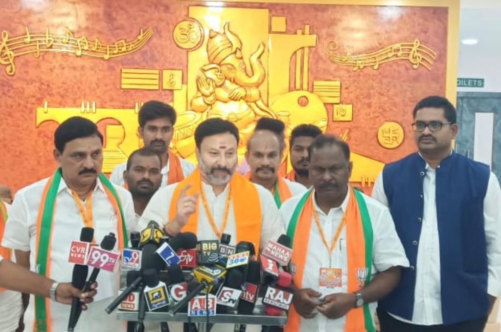 BPRBJP's tweet photo. గన్నవరంలో నిర్వహించిన బిజెపి ఆంధ్రప్రదేశ్ రాష్ట్ర కార్యవర్గ సమావేశంలో పాల్గొన్నాను..
రాష్ట్రంలోని పేదలకు 21లక్షల ఇళ్ల నిర్మాణం చేయమని ప్రధాని శ్రీ నరేంద్ర మోడీ గారు నిధులు ఇస్తే సీఎం జగన్ వాటిని దారి మళ్లించారు.
#Bhanuprakashreddy #BPRBJP #Tirupati #KishanReddyGangapuram 🚩 https://t.co/BOHitQrA72