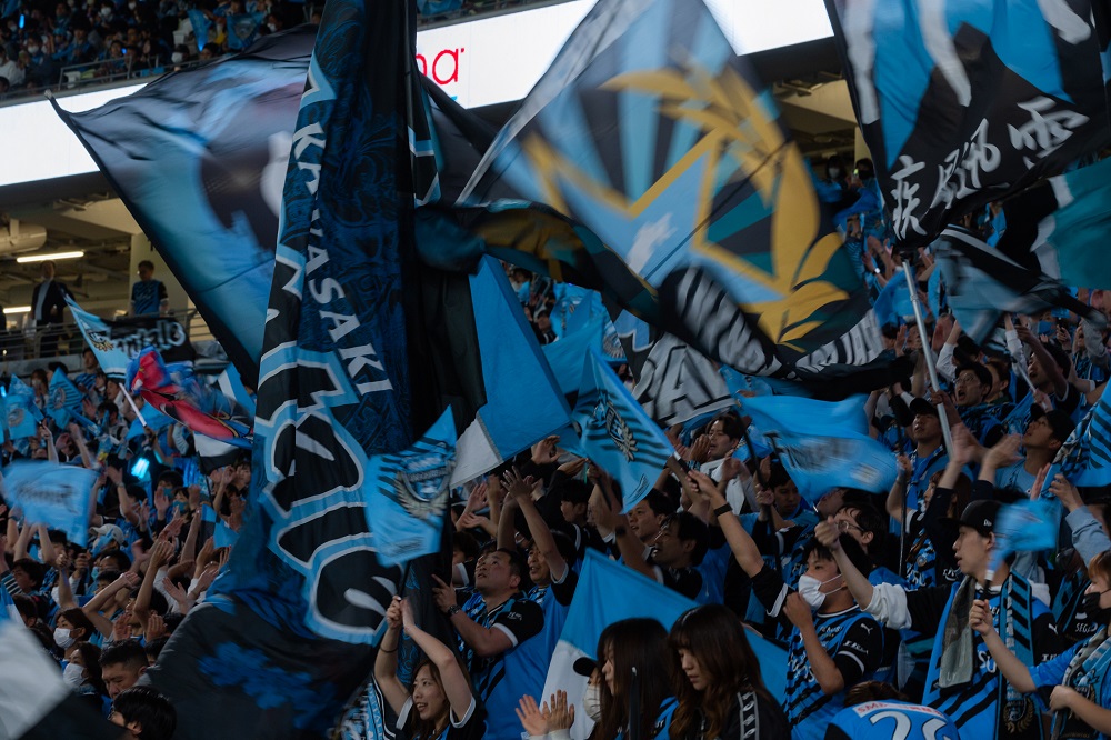 frontale_staff's tweet photo. ／
🗣️本日はアウェイゲームです!!
＼
ユニフォーム、フラッグは持ちましたか!?🐬🇧🇼
お持ちでない方や忘れてしまった方、武蔵小杉にあるアズネロでもお買い求めいただけます✨
本日実施するグッズ出張販売でもフラッグの販売はございますので、ぜひお買い求めください🏟
【アズーロ・ネロ】#frontale https://t.co/6vziNg1GQq