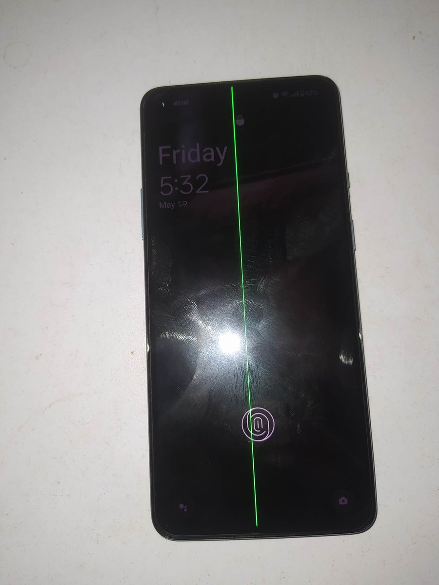 imran_khan33's tweet photo. Dear @oneplus ,

When I unplug my OnePlus 9r from charging, I immediately notice a prominent green line on the screen. Ever since then, this persistent green line has remained visible. I kindly request your assistance in resolving this issue. https://t.co/7jGUOhOkwf