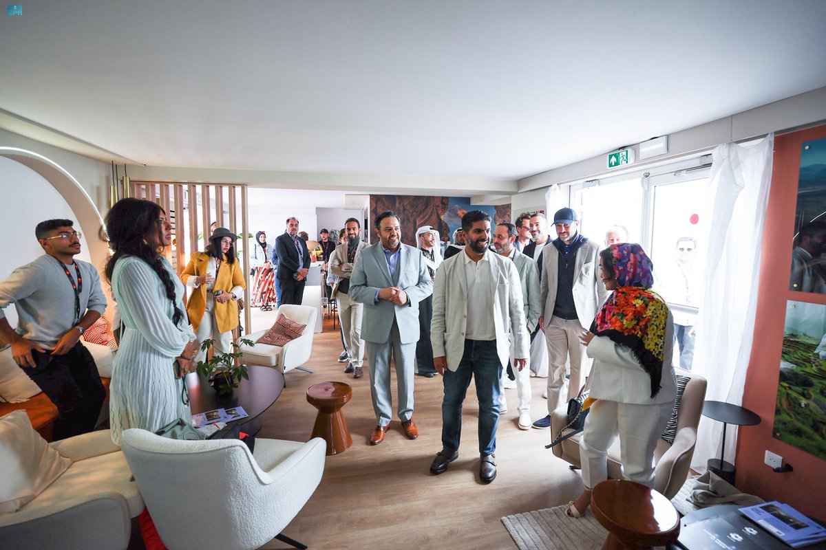 سمو #وزير_الثقافة يلتقي صُنّاع الأفلام السعوديين خلال زيارته لجناح المملكة في مهرجان كان السينمائي.
spa.gov.sa/w1905135
#واس_عام