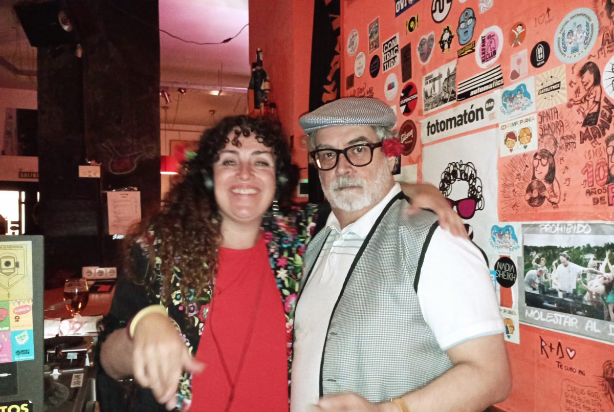 POPdeAQUI's tweet photo. Ha pasado ya una semana -casi- y aún no habíamos agradecido la acogida del pasado sábado a la #PraderaPOP #deAQUÍ en el @fotomatonbar ni os habíamos mostrado las fotos estupendas de @vikibarrio para la ocasión.
Se os quiere. GRACIAS. 💙🎧💙🎧 https://t.co/YiFx8YlCWG