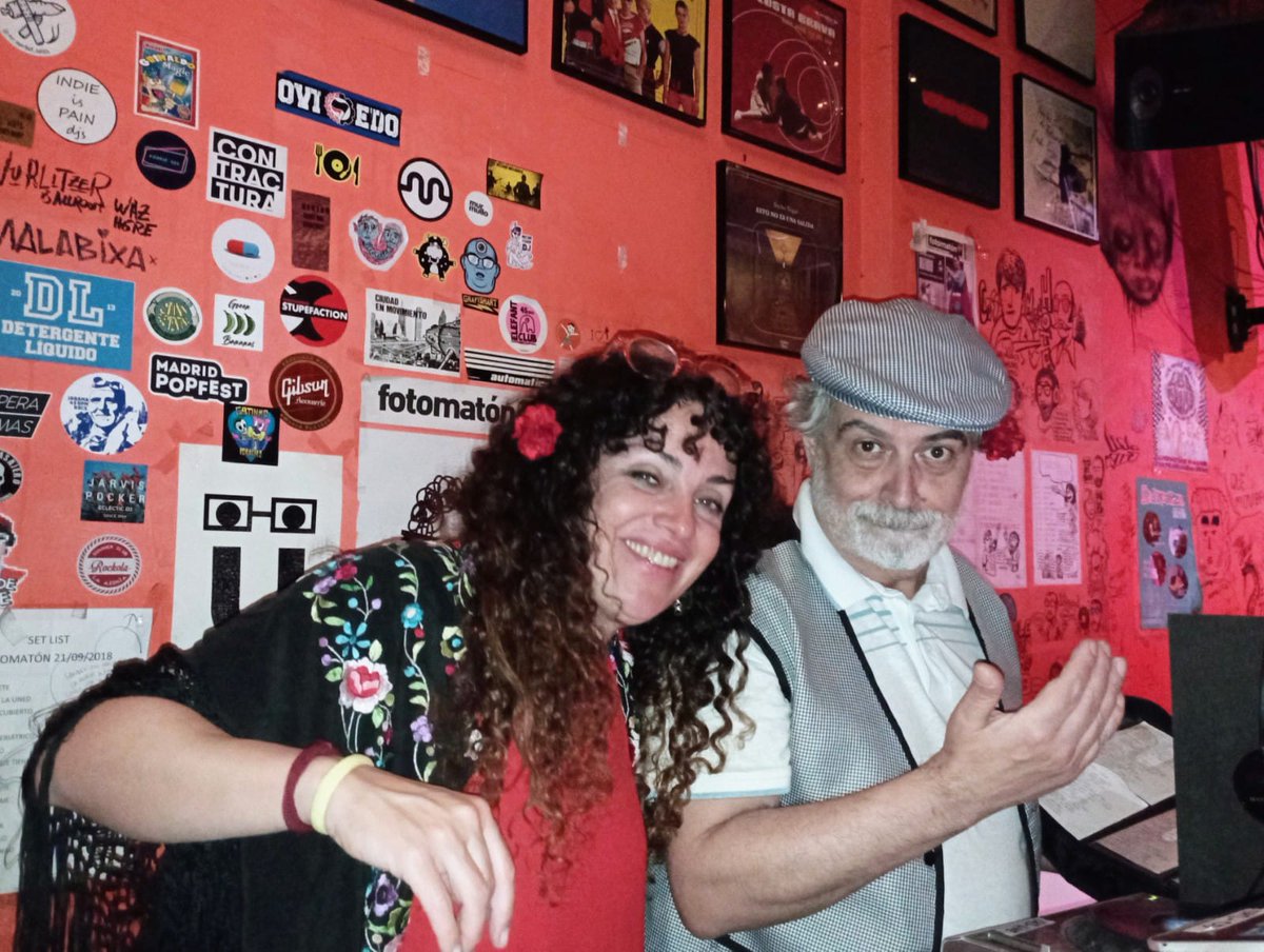 POPdeAQUI's tweet photo. Ha pasado ya una semana -casi- y aún no habíamos agradecido la acogida del pasado sábado a la #PraderaPOP #deAQUÍ en el @fotomatonbar ni os habíamos mostrado las fotos estupendas de @vikibarrio para la ocasión.
Se os quiere. GRACIAS. 💙🎧💙🎧 https://t.co/YiFx8YlCWG