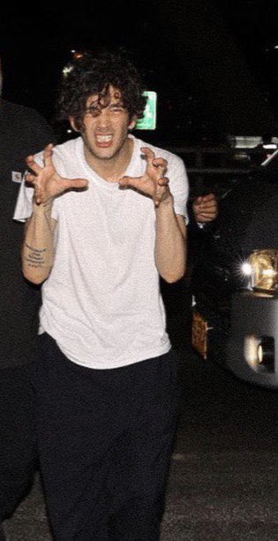 TheresAGhost_75's tweet photo. RUN AWAY HE’S DANGEROUS AF https://t.co/lv88P2r8el