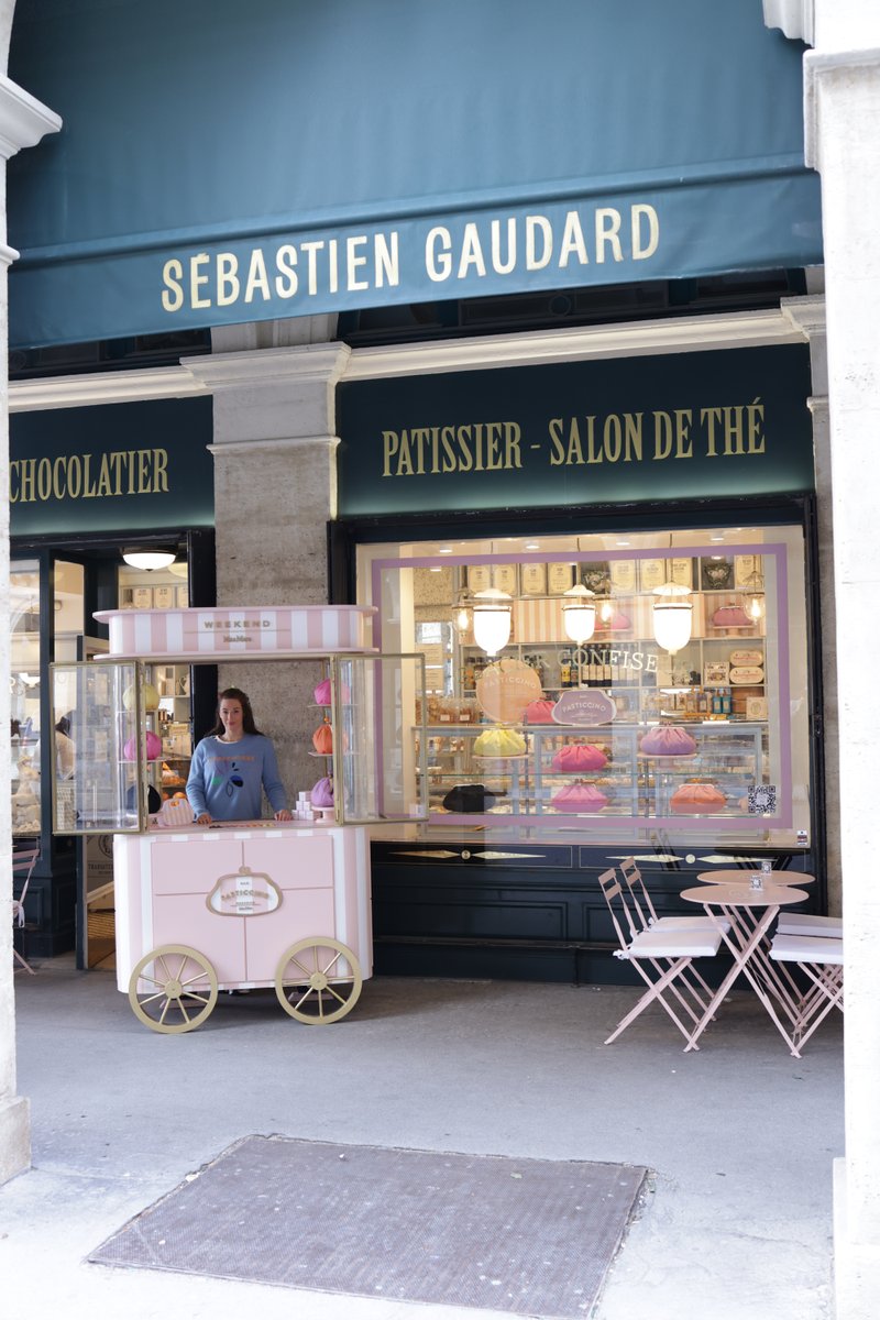 weekendmaxmara's tweet photo. #PasticcinoBag dresses the pastry shops of Sébastien Gaudard for the second stop of the #PasticcinoBagWorldTour now landing in France. A delectable experience awaits in #Paris from May 12 to May 21 at @sebastiengaudar shops in Rue des Pyramides, 3 and at Rue des Martyrs 22. https://t.co/936rERmZMm
