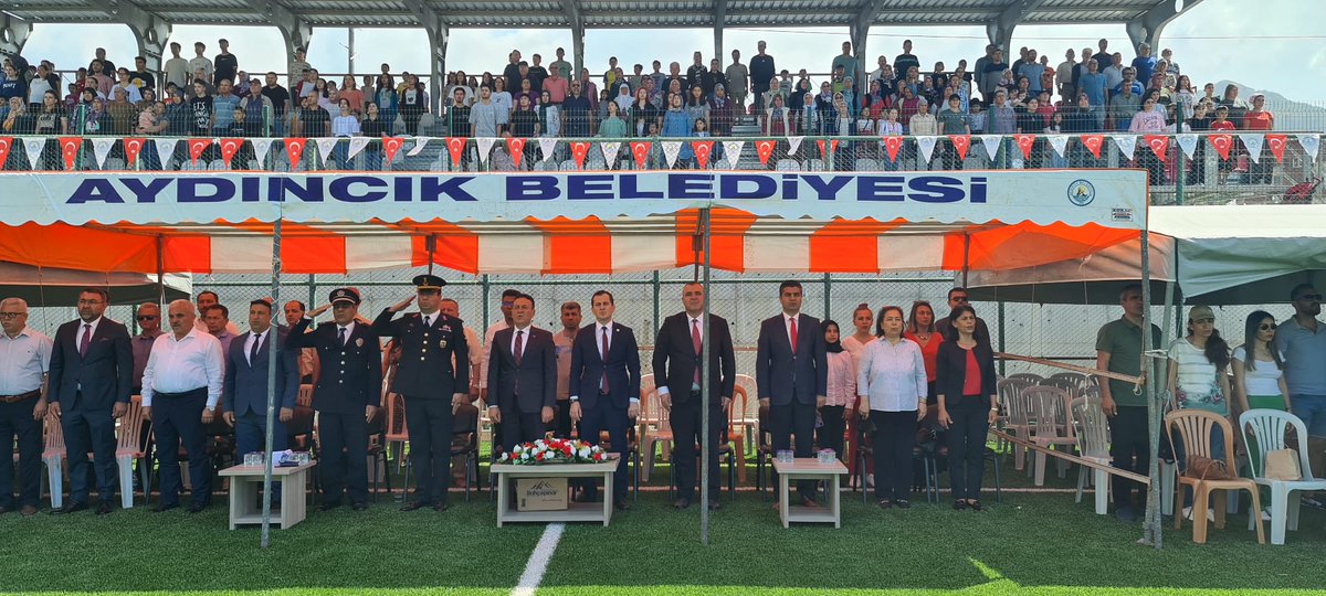 aydincik_33's tweet photo. 19 Mayıs Atatürk’ü Anma, Gençlik ve Spor Bayramı programı ilçemiz Süleyman Kuş Stadında gerçekleştirildi. Programa Kaymakamımız Sayın Muhammet KILIÇASLAN, Belediye Başkanı Sn. Ferat AKTAN,Daire Amirleri ve çok sayıda vatandaşımız katıldı. https://t.co/Yui4gNuyZ5