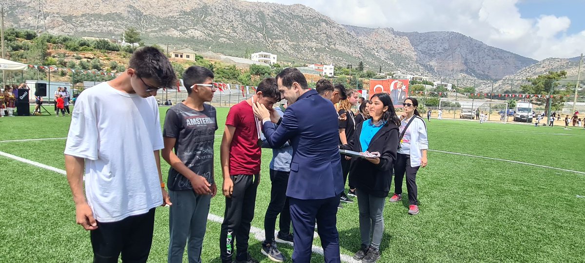 aydincik_33's tweet photo. 19 Mayıs Atatürk’ü Anma, Gençlik ve Spor Bayramı programı ilçemiz Süleyman Kuş Stadında gerçekleştirildi. Programa Kaymakamımız Sayın Muhammet KILIÇASLAN, Belediye Başkanı Sn. Ferat AKTAN,Daire Amirleri ve çok sayıda vatandaşımız katıldı. https://t.co/Yui4gNuyZ5
