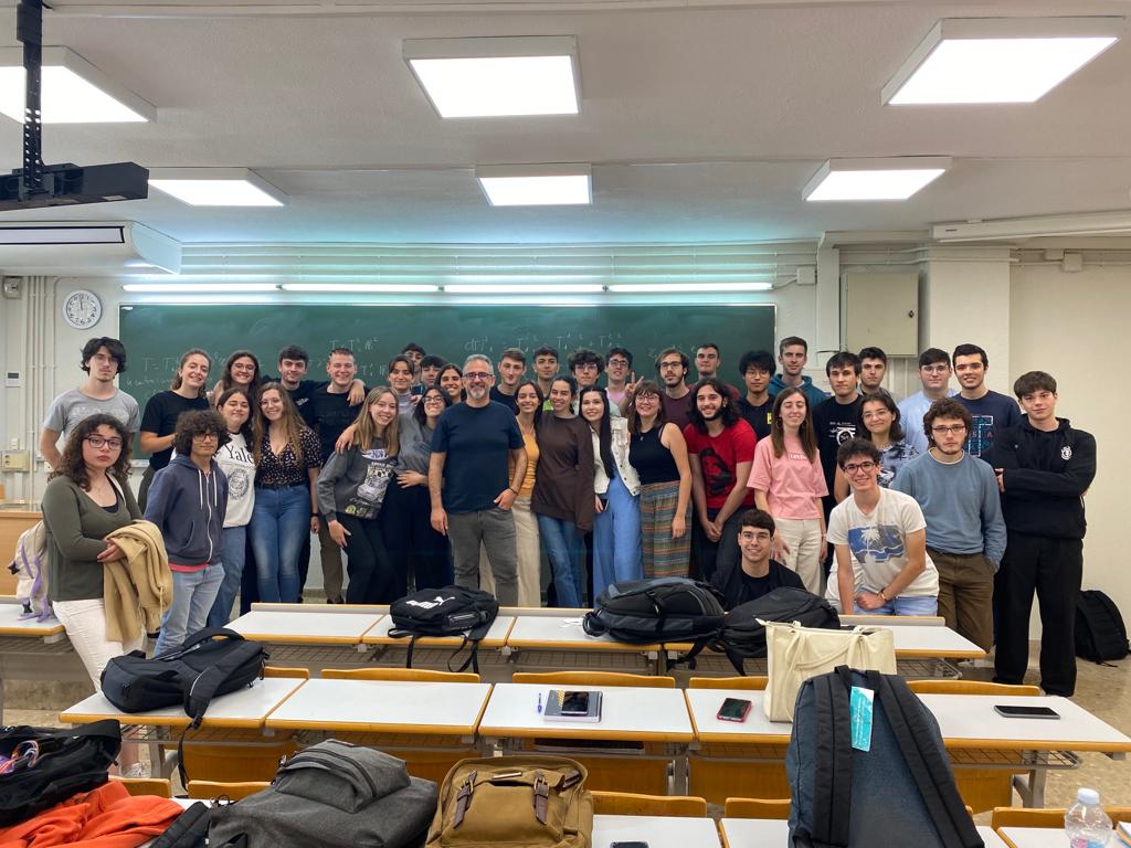 UniversViolent's tweet photo. Curs acabat. Com cada any, ha estat un immens plaer fer classe a una colla tan rebonica. Una llàstima que no estiguen tots, però les nostres rodalies van com van i obliguen. 
Gràcies per la companyia, els somriures, i les galetes! 
Teniu les meues benediccions! 🥰🥰 https://t.co/buFXedNSZz