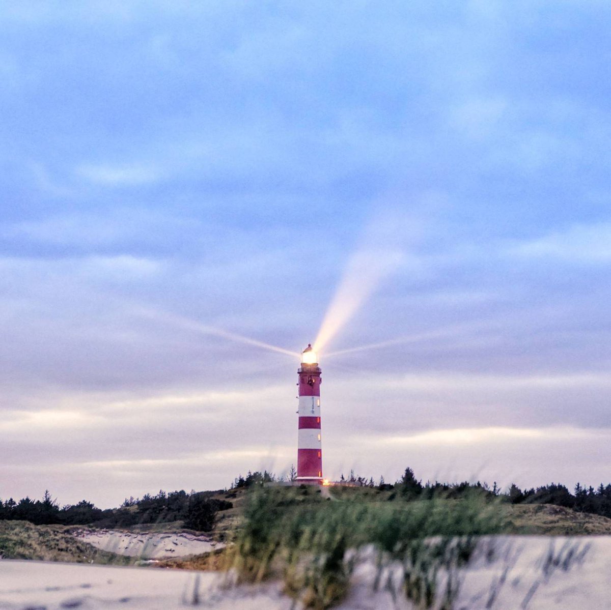 Nachts am Leuchtturm! // #Amrum #nordsee #light #clouds #peace #reiselust #travel #outdoor #nature #travelgram #landscape #landscapephotography #reiselust  #borntotravel  #welltraveled #holiday #mood #sky #view #nexttrip #bohlenweg #mood #path #bw #jordsand #lighthouse