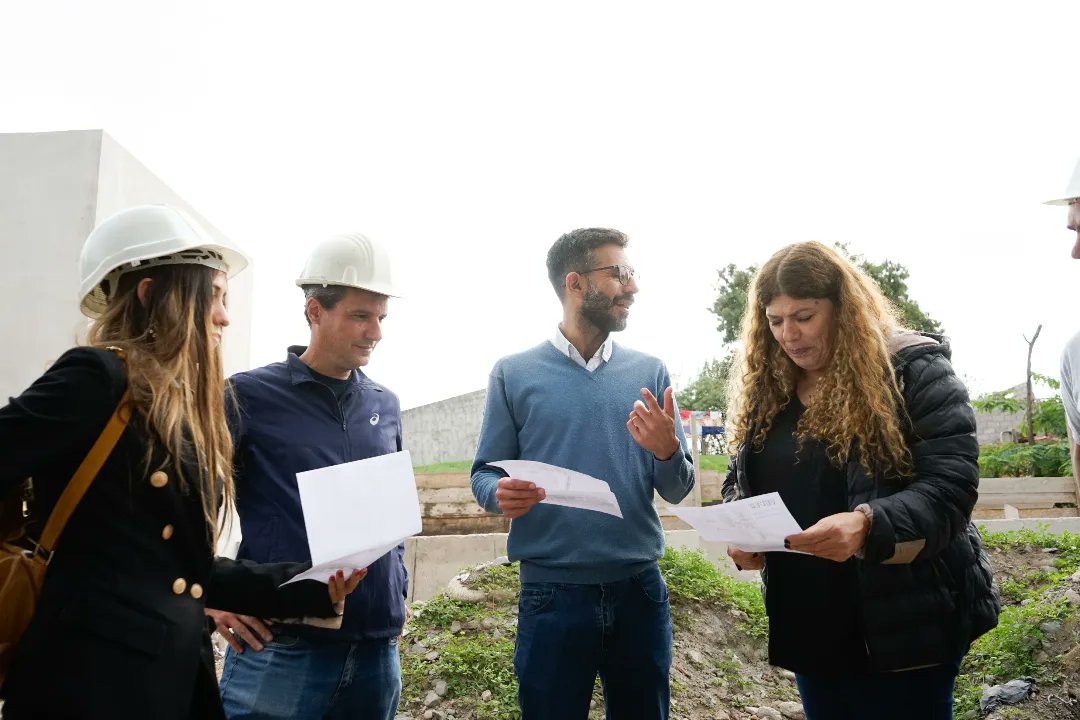 tolosamatias's tweet photo. 👷‍♂️👷‍♀️Junto a @torresgabito, Secretaria de @Sedronar, visitamos el avance de obra del nuevo CEPLA del barrio Autopista Sur; un nuevo dispositivo de cuidado y abordaje integral que se sumará a los 6 CEPLAs en funcionamiento. https://t.co/TPs9nZC2Hk