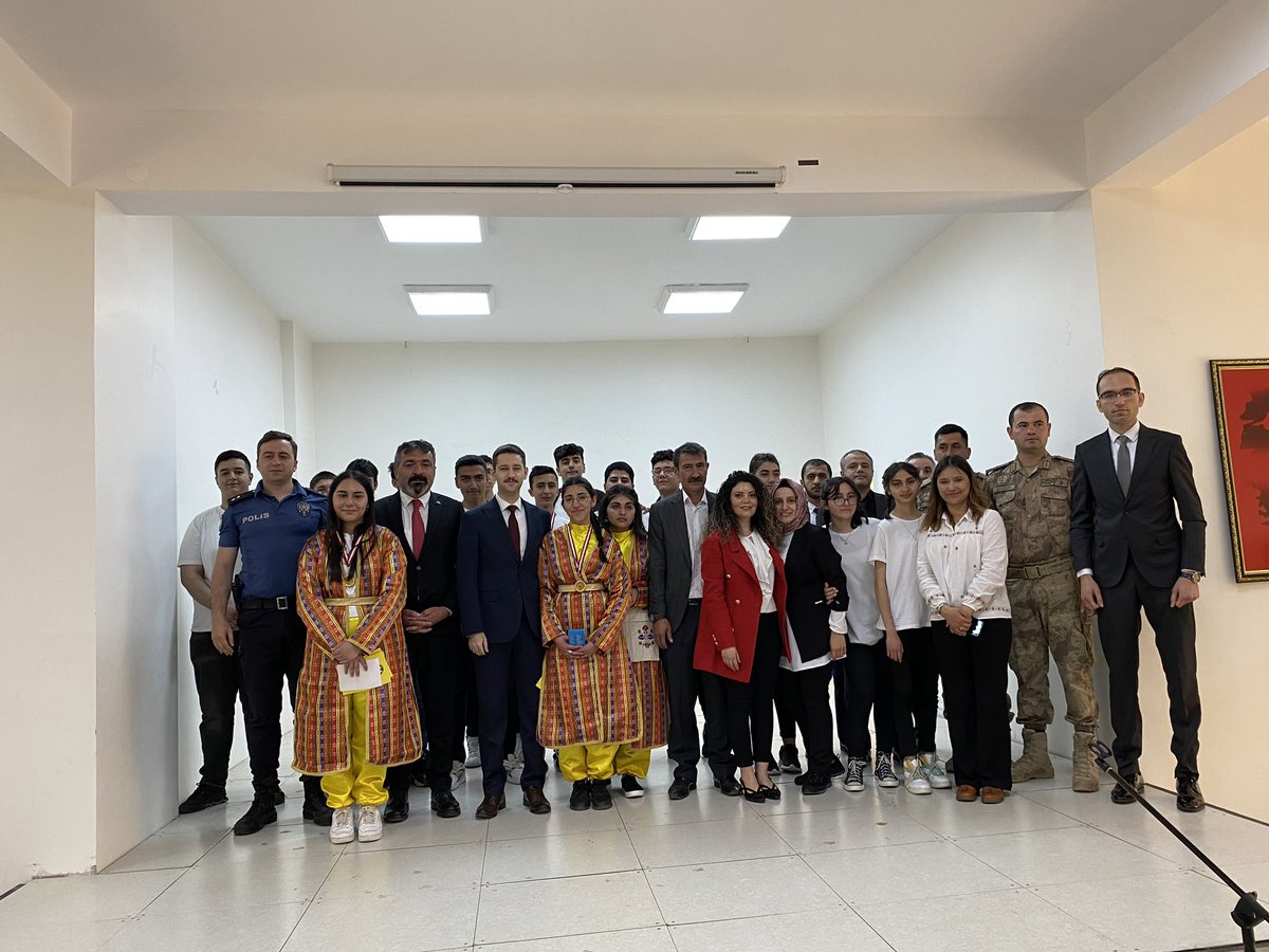 19 Mayıs Atatürk'ü Anma Gençlik ve Spor Bayramı ilçe protokolü, vatandaşlar ve öğrencilerin katılımıyla büyük bir coşkuyla kutlandı.

İlçe Kaymakamlığı koordinesinde yapılan bilgi yarışmasında dereceye giren öğrencilere ödülleri  Kaymakamımız, Mehmet Can İRDELP tarafından verildi
