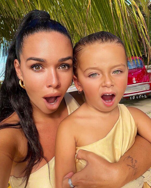 Jazzjlc's tweet photo. Moi et ma fille quand on vois les rumeurs fausses qui tourne autour de nous 😂 #choc #lol #nouvelleici https://t.co/2GUDsHB2y7