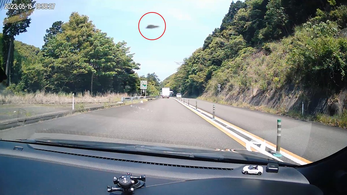 koitiroh's tweet photo. 先日自動車専用道路走行中、対向車のトラックに飛石と思われる物体の直撃を受けた。幸いボンネットとフロントガラスに小さな傷が入っただけで済んだがオープン走行していたので一つ間違えば自分が直撃された可能性も。高速に準ずる道路なので積み荷の処置はしっかりやるべき。
＃S660
#飛石
＃積荷処置 https://t.co/famysrguzD