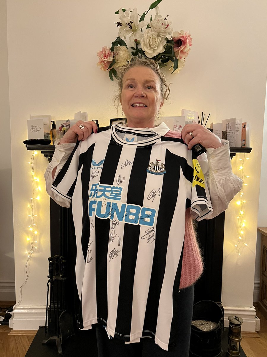 HTAdventureCo's tweet image. If #Carlsberg did #sportingbucketlists this would be it A huge thank you to @CastoreEngland for hosting use last night for the @NewcastleUtd_FC game. A photo pitch side a #NUFC 4 - 1 win and a signed shirt. Thank you so very much, you are amazing.