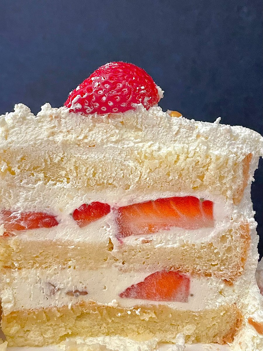 This is pure emoji 🍰! I dare say it's the least sweet strawberry cake I've ever had in the UK! When I took the first bite, I was like "wow! The strawberries in the sandwich are very fresh and sweet Creamy and dense, but still a little greasy if you eat too much