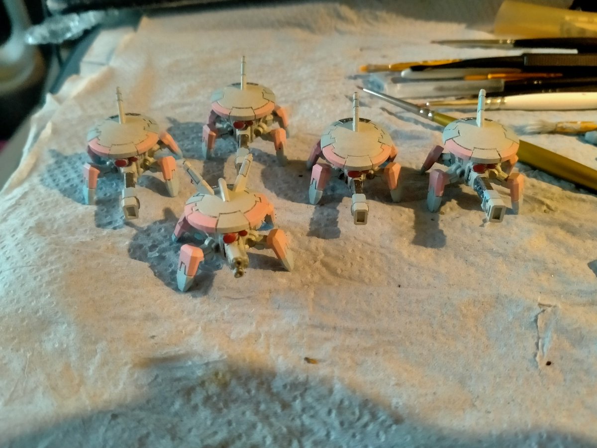 I can't get over how cute these guys are 
#40k #taudrone #tau #drone #miniatures #miniturepainting #wip