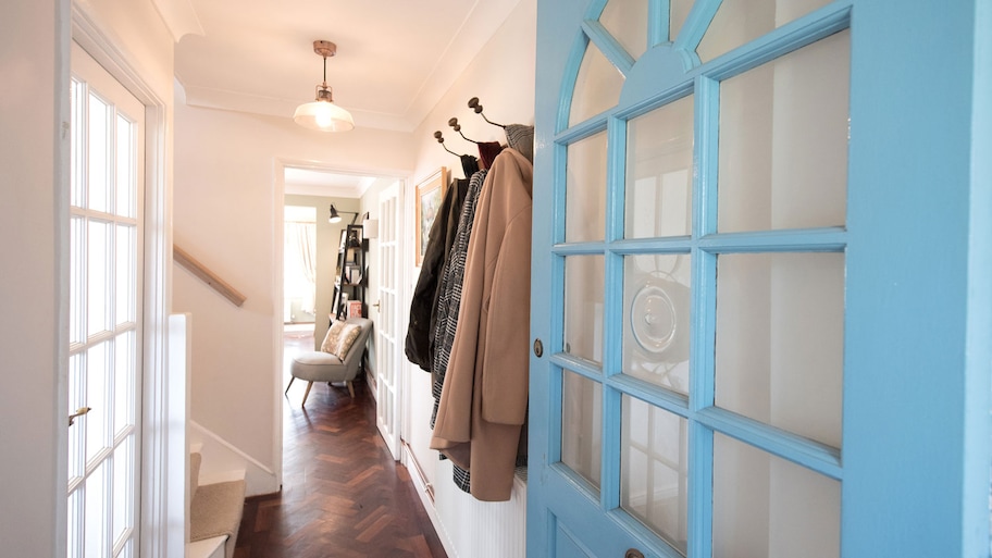 CJCornett's tweet photo. #Renovate a foyer with these #lighting tips in mind. https://t.co/zpTTnHPQI1 https://t.co/9nDIksePOv