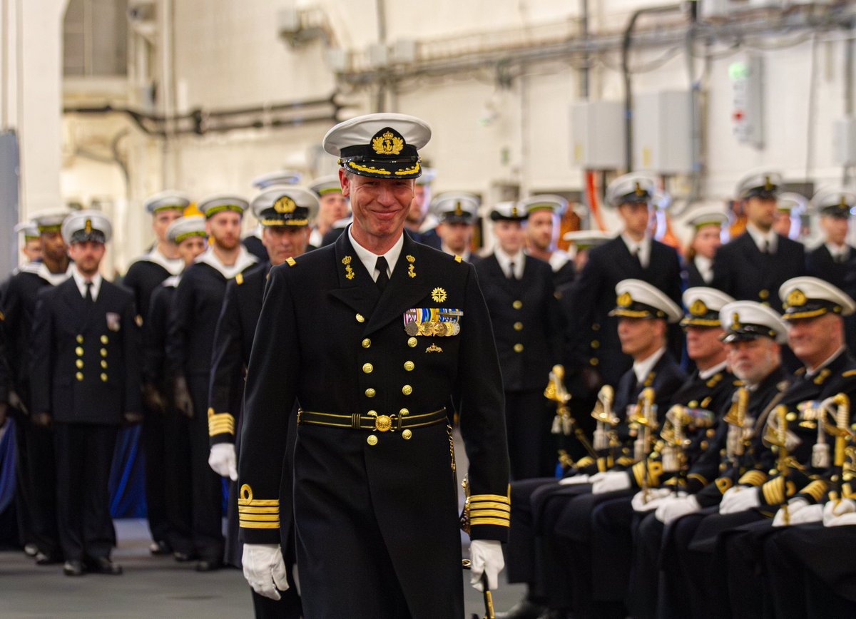 TheSergeant_P's tweet photo. Afgelopen woensdag heeft Kapitein-ter-zee @ElzoJansen het commando van @ZrMsKarelDman overgedragen aan Kapitein-ter-zee @PaulBijleveld .
Dit gebeurde tijdens een ceremoniële commando-overdracht waarbij de bemanning, collega’s en familieleden aanwezig waren.  @kon_marine https://t.co/nPgxdFXfRm