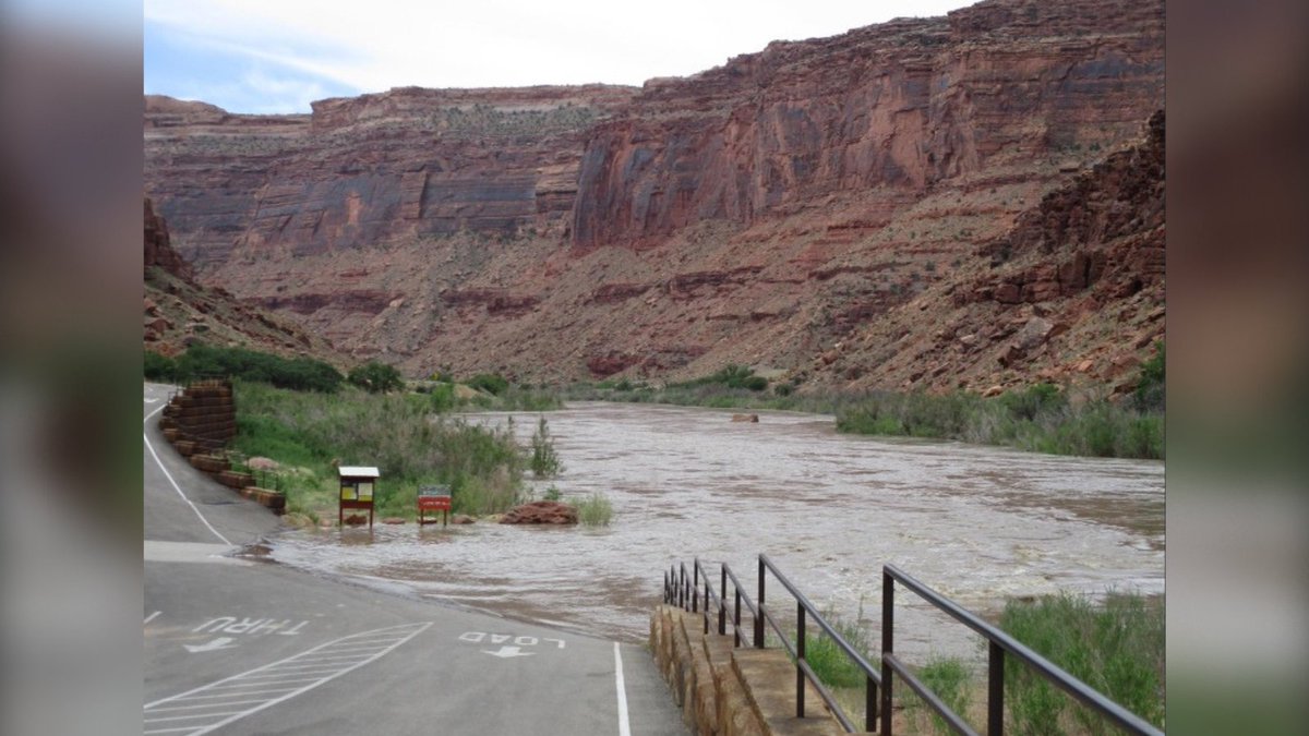 KUTV2News's tweet photo. ⚠️FLASH FLOODING ON THE RISE⚠️Officials are warning of possible flash flooding for areas of southern Utah. Several campgrounds in Moab were closed until further notice due to high levels of water runoff from the Colorado River.

FULL GALLERY, STORY: https://t.co/e41ICtjA5d https://t.co/kxiUYf1e9d