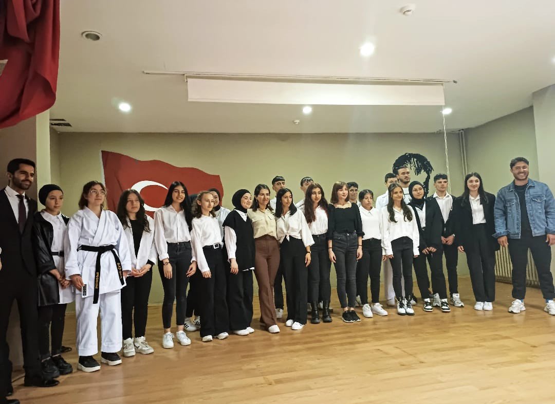 AkifCpal's tweet photo. Gençliğe armağan bayrama adını veren Mustafa Kemal’in Samsun’a çıkışının 104.yılında yurdun her yanında atan özgürlük naralarına bizim okulumuzdan da ses verdik. Mustafa Kemal Atatürk, aciz vücudunun faniliğini gençliğin yüreklerinde fikir+ https://t.co/sLXYvrhU6u