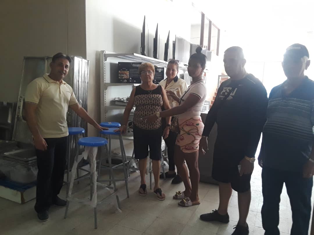 CaribeTiendas's tweet image. 📢📢 Tienda La Caribeña del municipio Florida comenzó su venta del día realizando un eficiente servicio al cliente, por lo que mantiene sus iniciativas, e invita a que la visites y adquieras el mueble para su hogar📢📢
#clientesatisfecho
@tiendascaribe_camagüey
@TiendasCARIBE